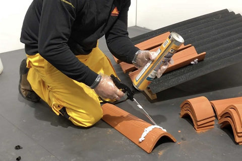 Sika - Sika Boom -184 Roof Tile schiuma poliuretanica manuale per tegole e coppi ml. 750 - cartone da 12 pz.